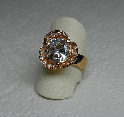 Bague en plaqué or centrée d'un très beau...
