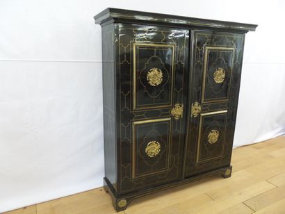 MAGNIFIQUE ET IMPORTANTE ARMOIRE EN EBENE...