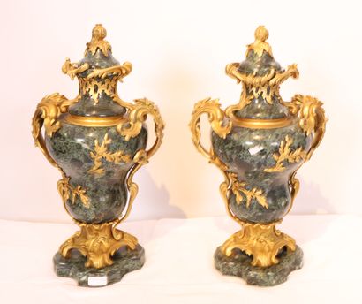 PAIR OF CASSOLETTES ROCAILLE 19th century

In...