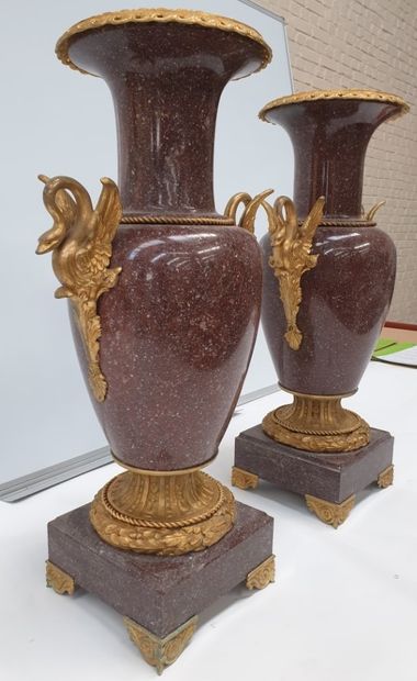 TRES BELLE PAIRE DE VASES DE FORME BALUSTRE...