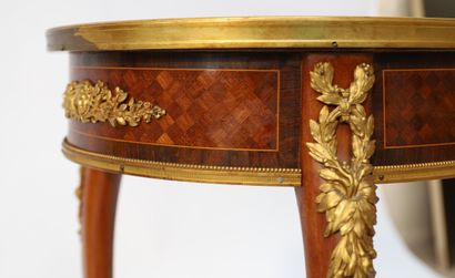 A small veneer middle table with an oval...