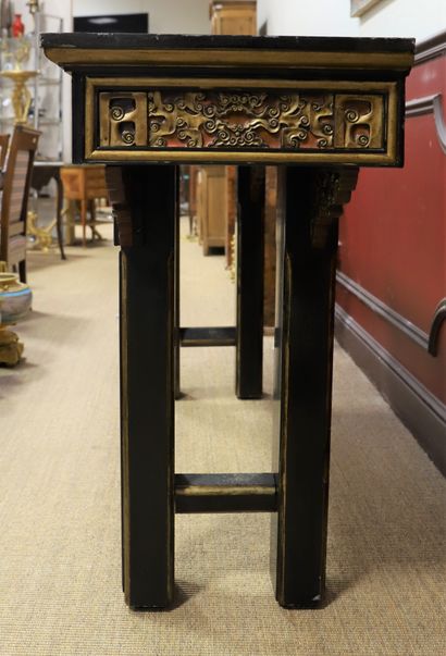 IMPORTANTE CONSOLE CHINOISE.

En bois mouluré...