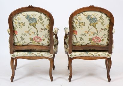 PAIR OF LOUIS XV ARMCHAIRS

In natural wood...