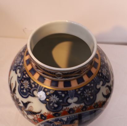 JOLIE PAIRE DE VASES EN PORCELAINE DE BAYEUX

De...