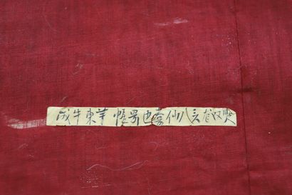 TENTURE CHINOISE EN SOIE, bouton de cuivre...