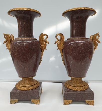 TRES BELLE PAIRE DE VASES DE FORME BALUSTRE...