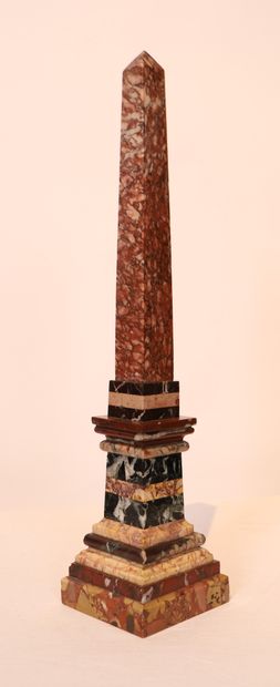 BEL OBELISQUE EN MARBRES DE COULEURS (Brèche,...