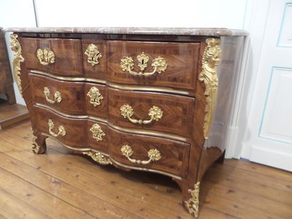 TRES BELLE COMMODE D'ILE DE FRANCE DE FORME...
