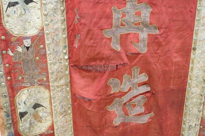 TENTURE CHINOISE EN SOIE, bouton de cuivre...