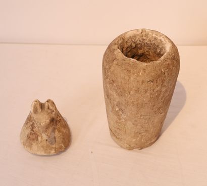 VASE CANOPE EN CALCAIRE FERME PAR UN BOUCHON...