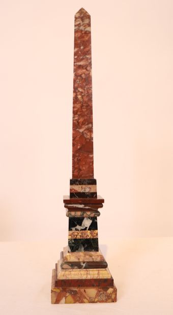 BEL OBELISQUE EN MARBRES DE COULEURS (Brèche,...