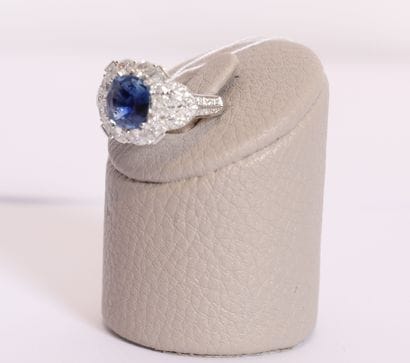 Bague or blanc centrée d'un saphir coussin...