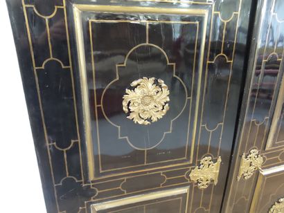 MAGNIFIQUE ET IMPORTANTE ARMOIRE EN EBENE...