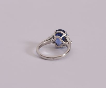 Splendide bague en or blanc centrée d'un...