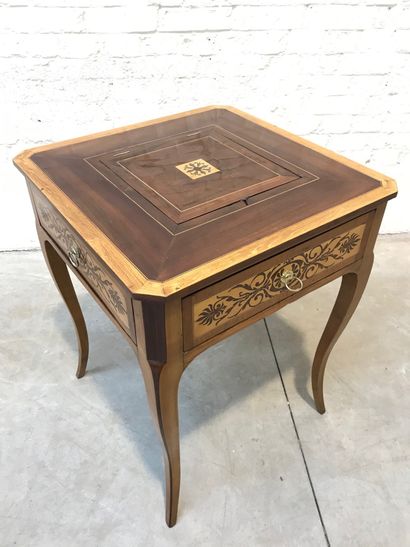CHARMING LITTLE GAME TABLE IN VENEER

It...