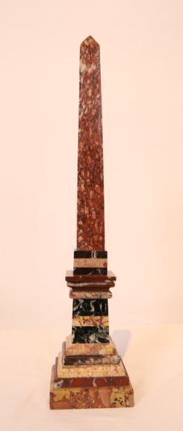 BEL OBELISQUE EN MARBRES DE COULEURS (Brèche,...