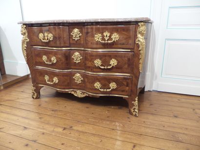 TRES BELLE COMMODE D'ILE DE FRANCE DE FORME...