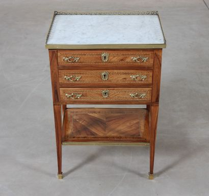 SMALL TABLE MARKED LOUIS XVI

In marquetry...