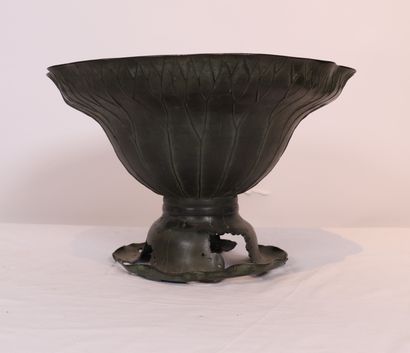 IMPORTANTE ET BELLE COUPE EN BRONZE PATINE...
