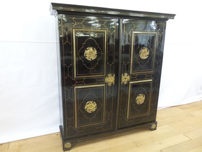 MAGNIFIQUE ET IMPORTANTE ARMOIRE EN EBENE...