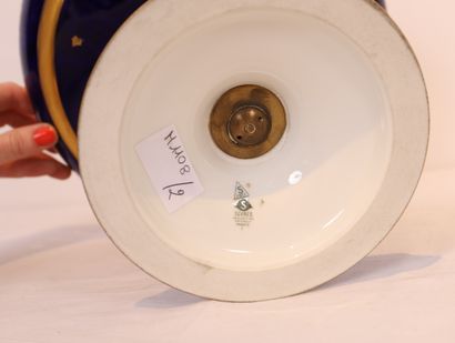 COUPE SUR PIEDOUCHE EN PORCELAINE à fond...