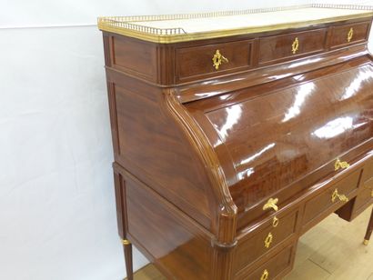 VERY ELEGANT CYLINDER DESK In mahogany and...