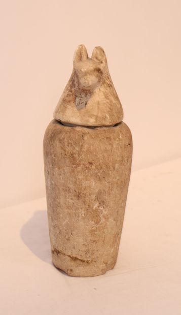 VASE CANOPE EN CALCAIRE FERME PAR UN BOUCHON...