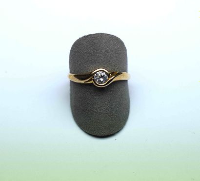 Bague or jaune ornée d'une pierre imitation...