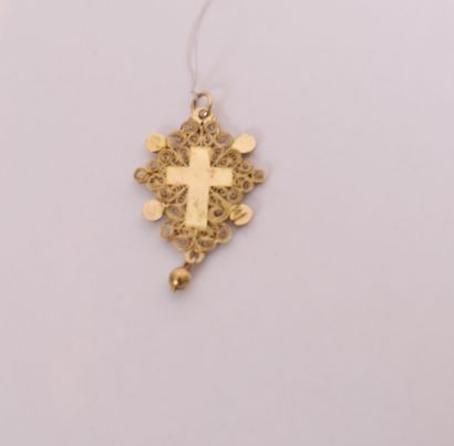 Très jolie croix boulonnaise en or jaune...