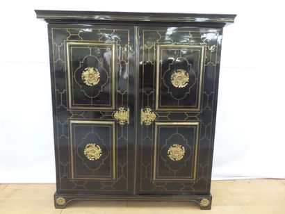 MAGNIFIQUE ET IMPORTANTE ARMOIRE EN EBENE...