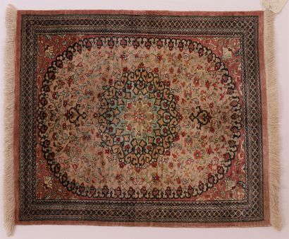 
FIN TAPIS GHOUM EN SOIE (Iran) 




Velours,...
