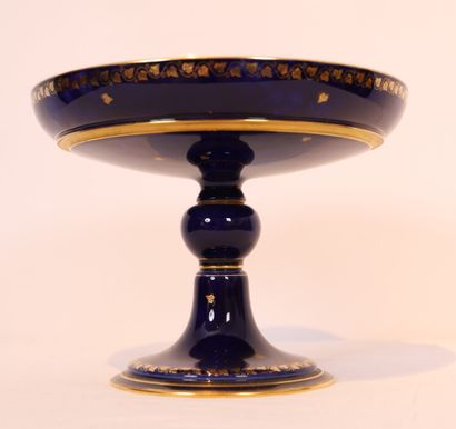 COUPE SUR PIEDOUCHE EN PORCELAINE à fond...