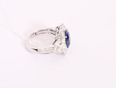 Bague or blanc centrée d'un saphir coussin...