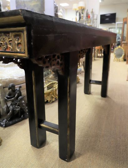 IMPORTANTE CONSOLE CHINOISE.

En bois mouluré...