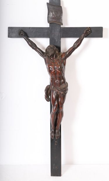 IMPORTANT ET MAGNIFIQUE CRUCIFIX EN BOIS...