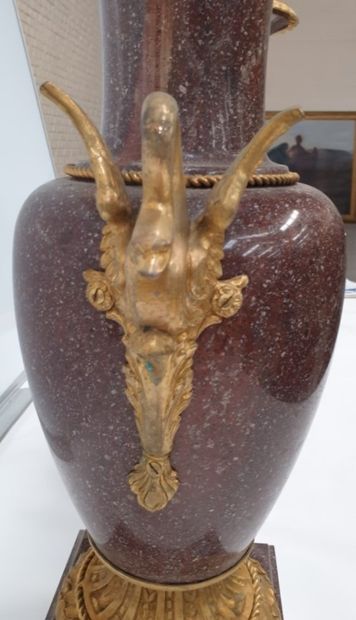 TRES BELLE PAIRE DE VASES DE FORME BALUSTRE...