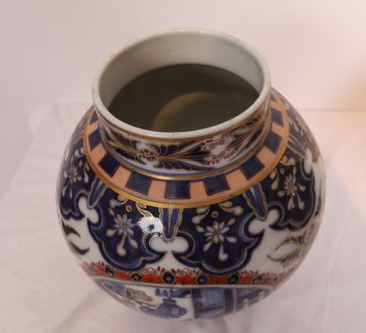JOLIE PAIRE DE VASES EN PORCELAINE DE BAYEUX

De...