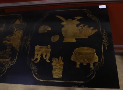 IMPORTANTE CONSOLE CHINOISE.

En bois mouluré...