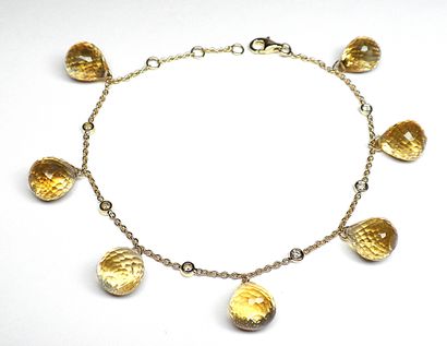 Bracelet or jaune orné de 7 citrines briolétées...