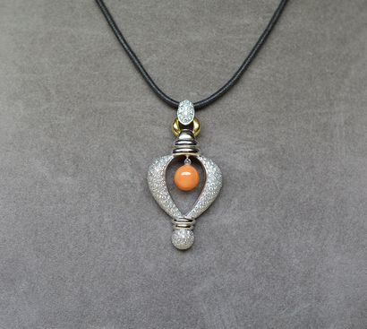 White gold pendant on its chain, motif 