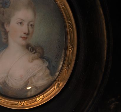 CHARMING SMALL MINIATURE PORTRAIT WITH OVAL...