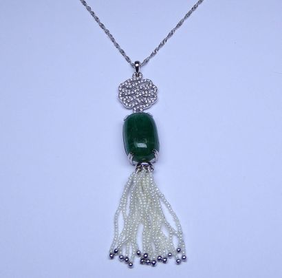 Pendentif or blanc soutenant une importante...