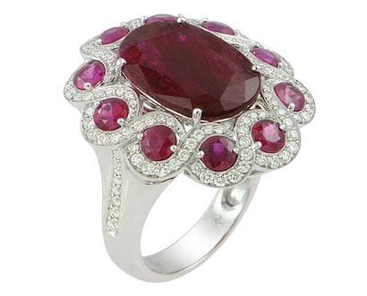Importante bague or blanc centrée d'un rubis...