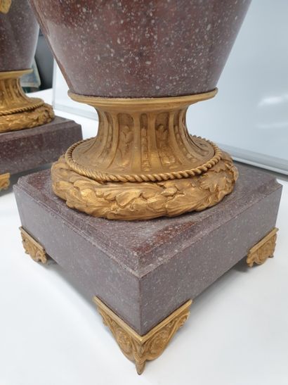 TRES BELLE PAIRE DE VASES DE FORME BALUSTRE...