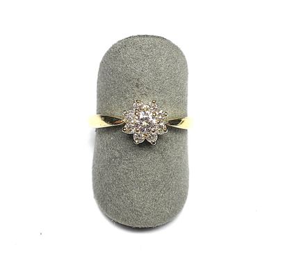 Yellow gold ring set with 8 diamonds of good...