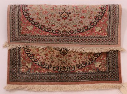 
FIN TAPIS GHOUM EN SOIE (Iran) 




Velours,...