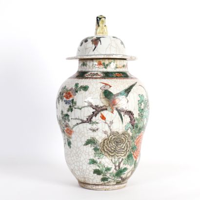 PORCELAIN VASE, CHINA, EARLY 20th CENTURY
Porcelain...