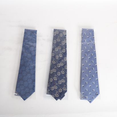 CHANEL
Set of three ties with floral motifs...