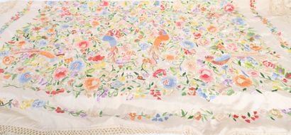 MAGNIFICENT SILK SHAWL IN THE CHINESE STYLE.
Handmade,...