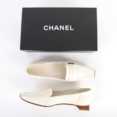 CHANEL
Pair of vintage moccasins in white...